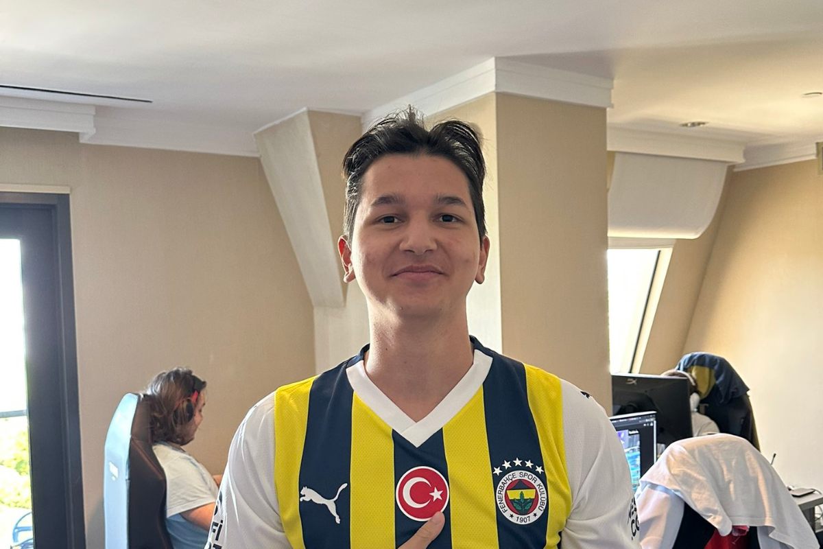 Jogadores da FNATIC ganham uniforme de time turco antes de jogo contra a LOUD